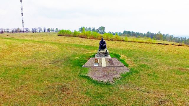 Сростки. Памятник Шукшину.В.М на горе Пикет весна - 2017.