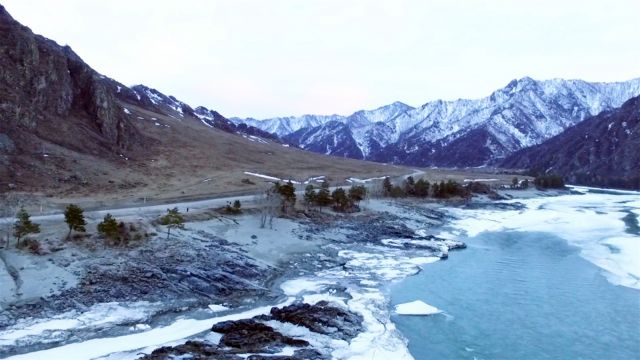 Вечерняя река Катунь в горах Алтая