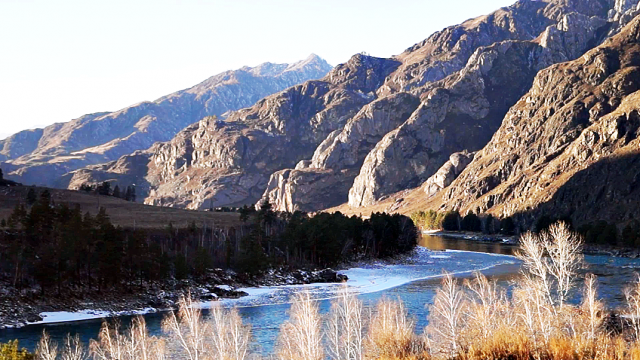 Осенняя река Катунь в горах Алтая
