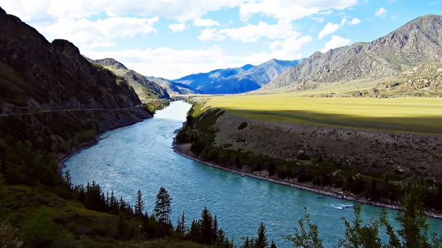 Горная река Катунь в горах Алтая в 4К.