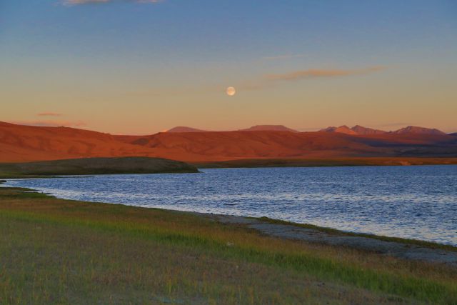 Закат на озере Даян Нуур