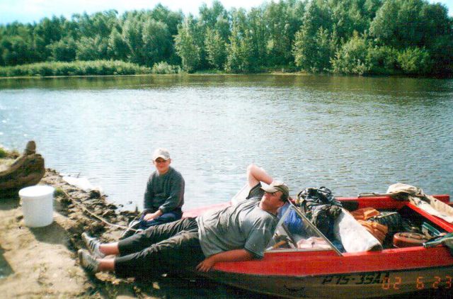 2002 Н. Соловьев с сыном - устье Б.Речки.