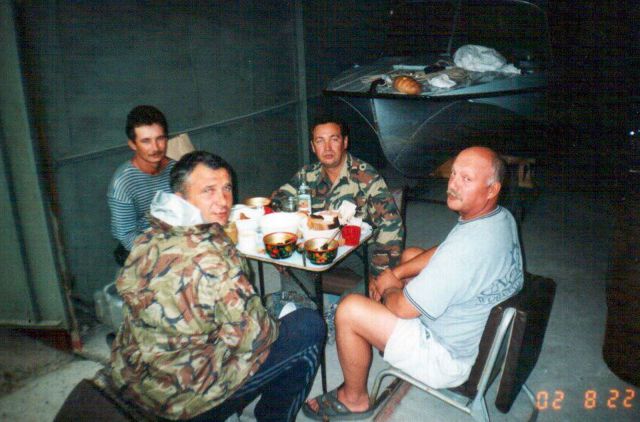 2002г. С Пинчуком, Мишей и Калачевым - мой гараж на 6ой линии. К5м3. 2002г. С Пинчуком, Мишей и Калачевым - мой гараж на 6ой линии. К5м3.