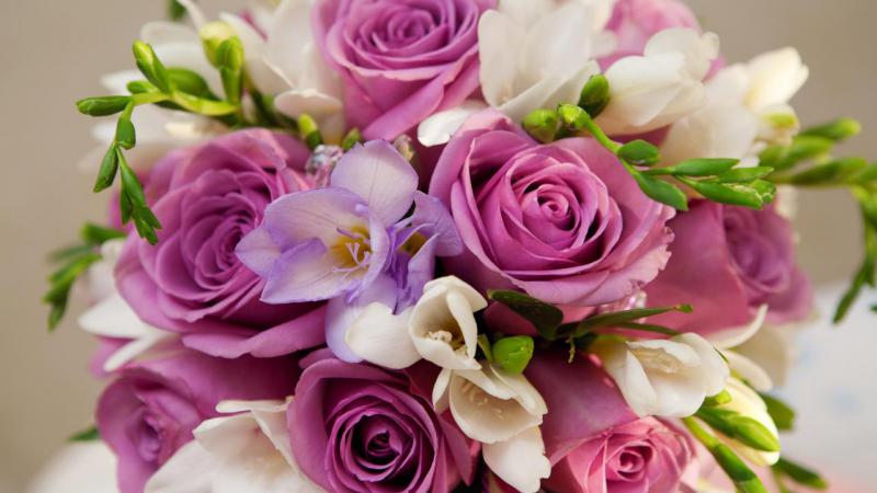 Violet-flowers-roses-bouquet_2560x1440.jpg