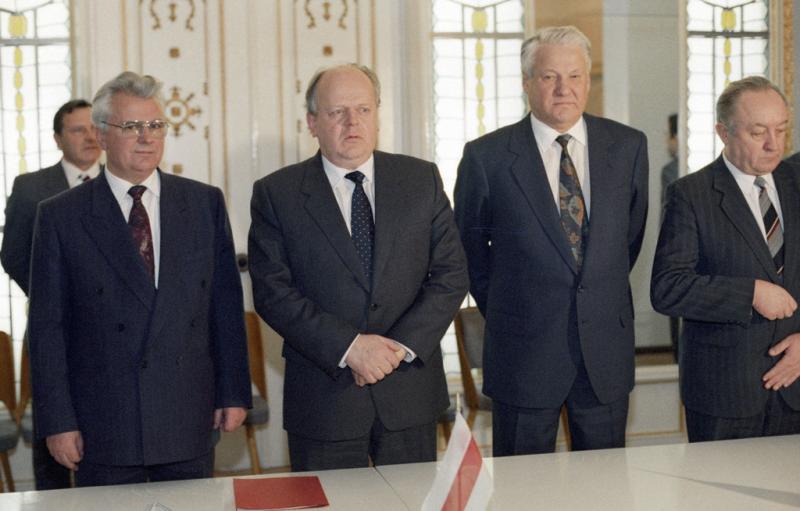 RIAN_archive_52076_Leonid_Kravchuk,_Stanislav_Shushkevich_and_Boris_Yeltsin.jpg