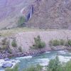 Водопад в Чулышманской долине на Алтае.