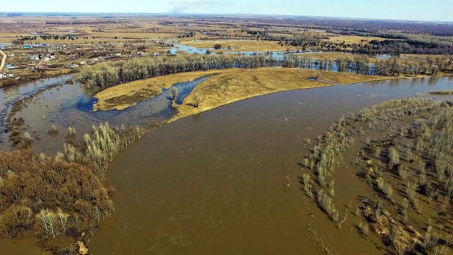 Алтайский край .Осторожно! Паводок! Вода в реке Чумыш прибывает.