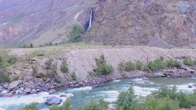 Водопад в Чулышманской долине на Алтае.